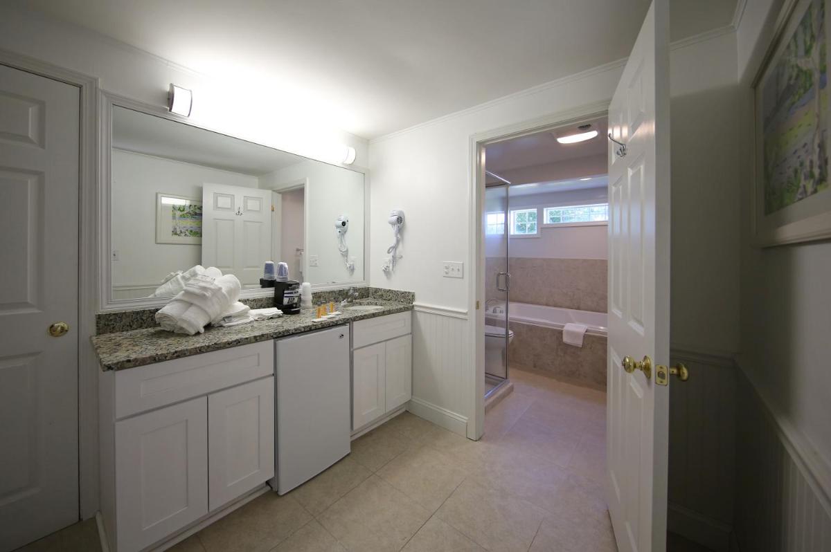 Colonial Inn Harbor Springs - Housity