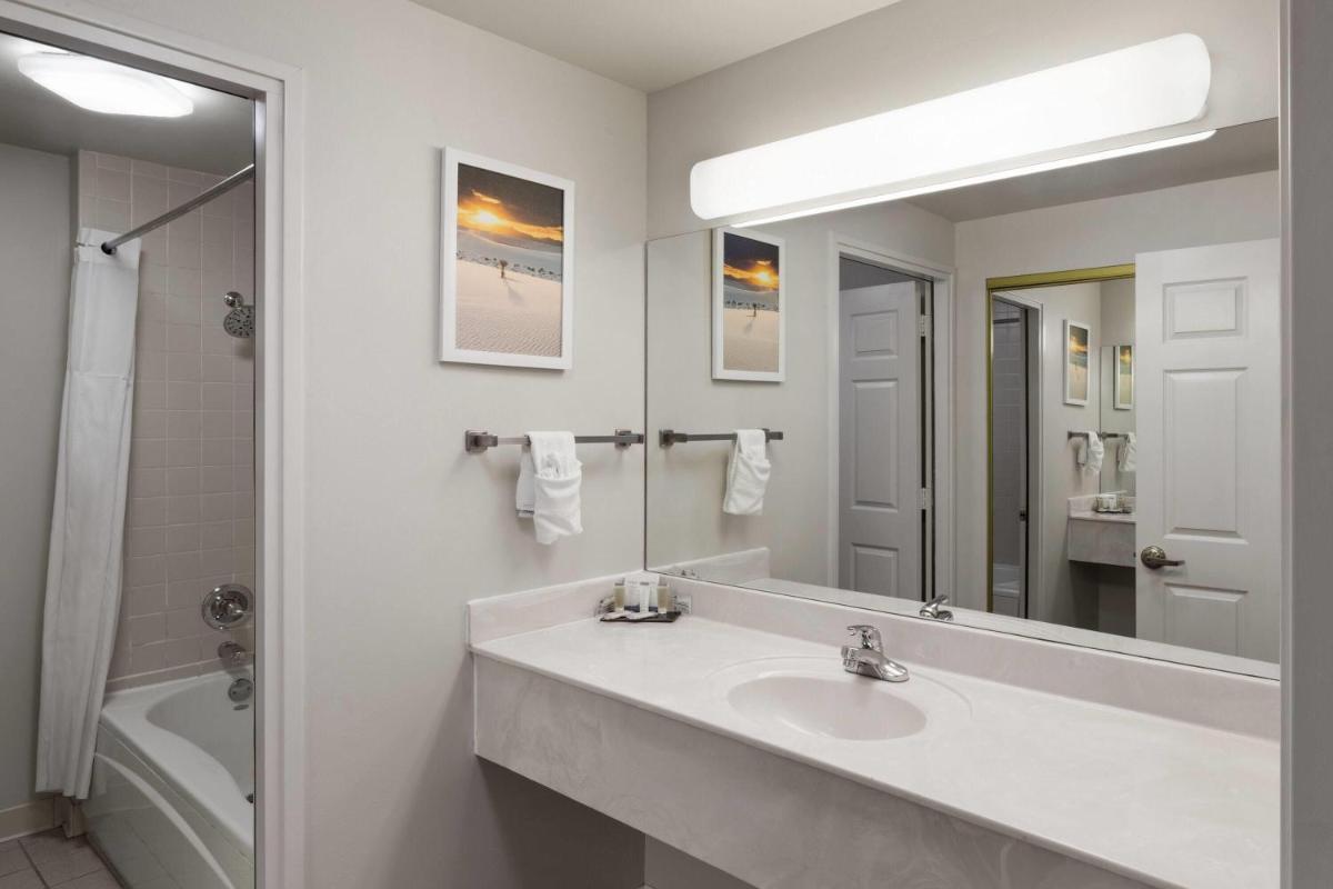 Days Inn by Wyndham Mountain Home - Housity