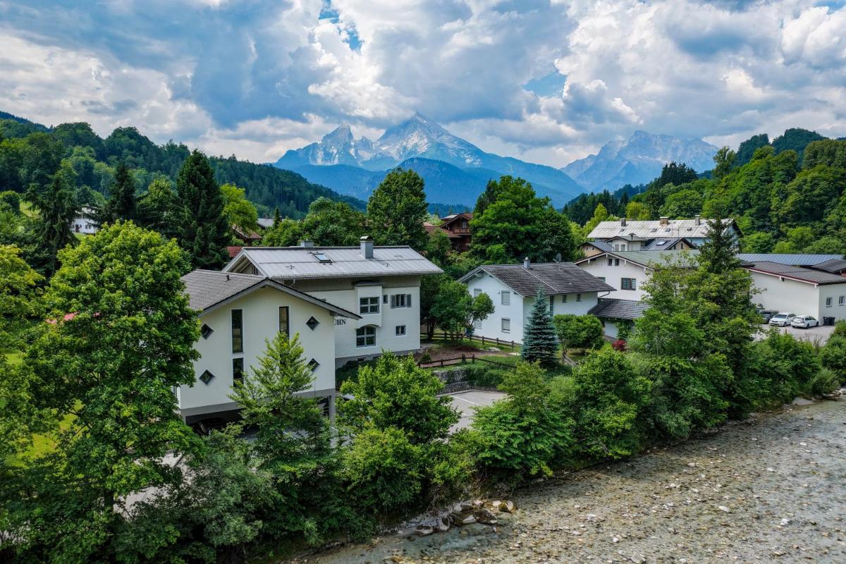 ein Blick auf eine Stadt mit Bergen im Hintergrund in der Unterkunft Alpenglühn Apartments - Adult Only in Berchtesgaden