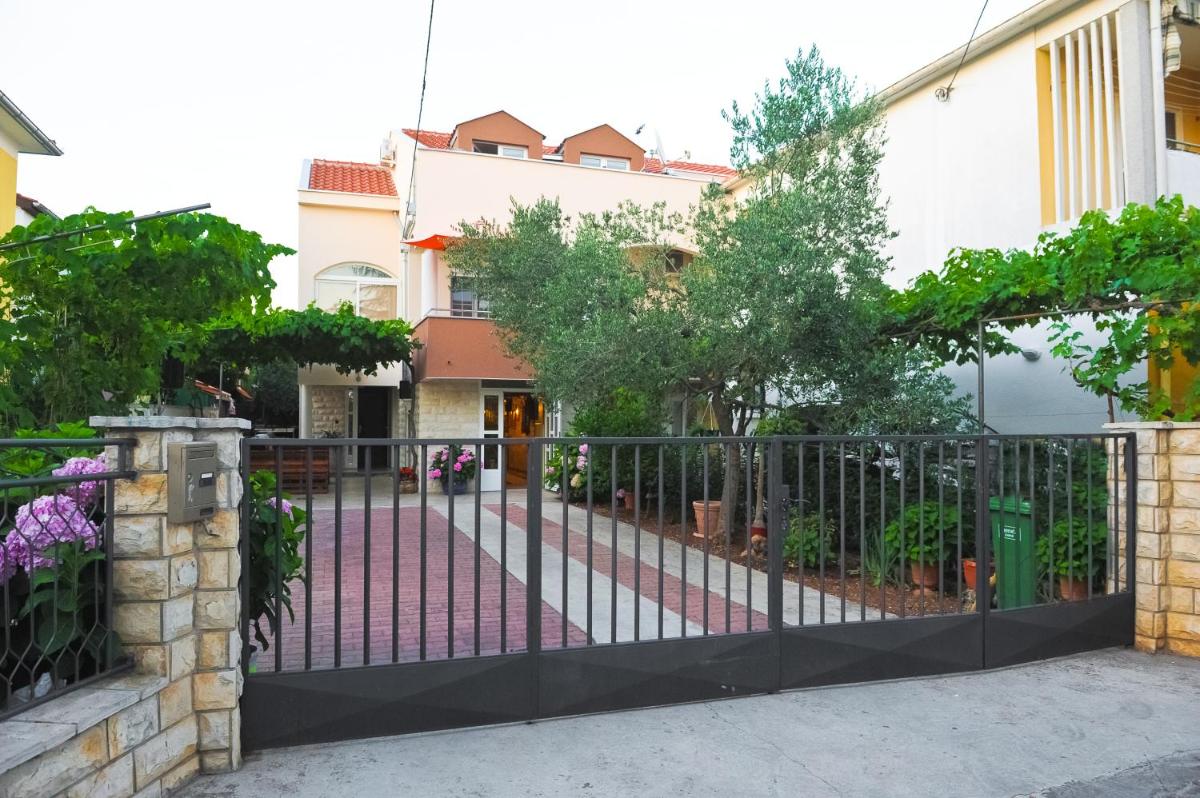 Apartments Domalu - Housity