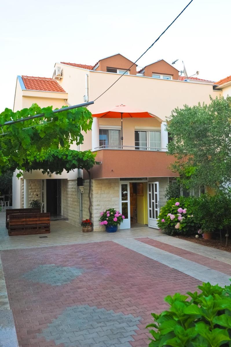 Apartments Domalu - Housity