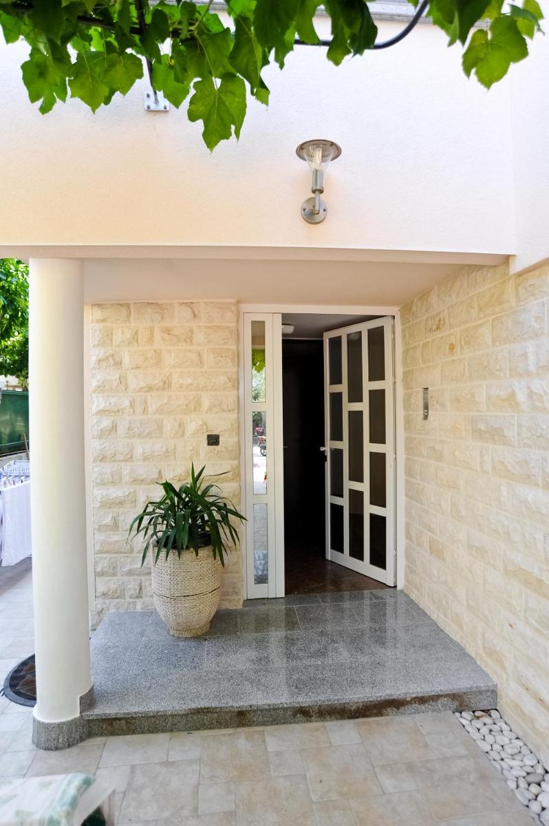 Apartments Domalu - Housity