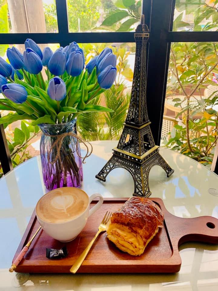 Paris Hotel & Cafe - Housity