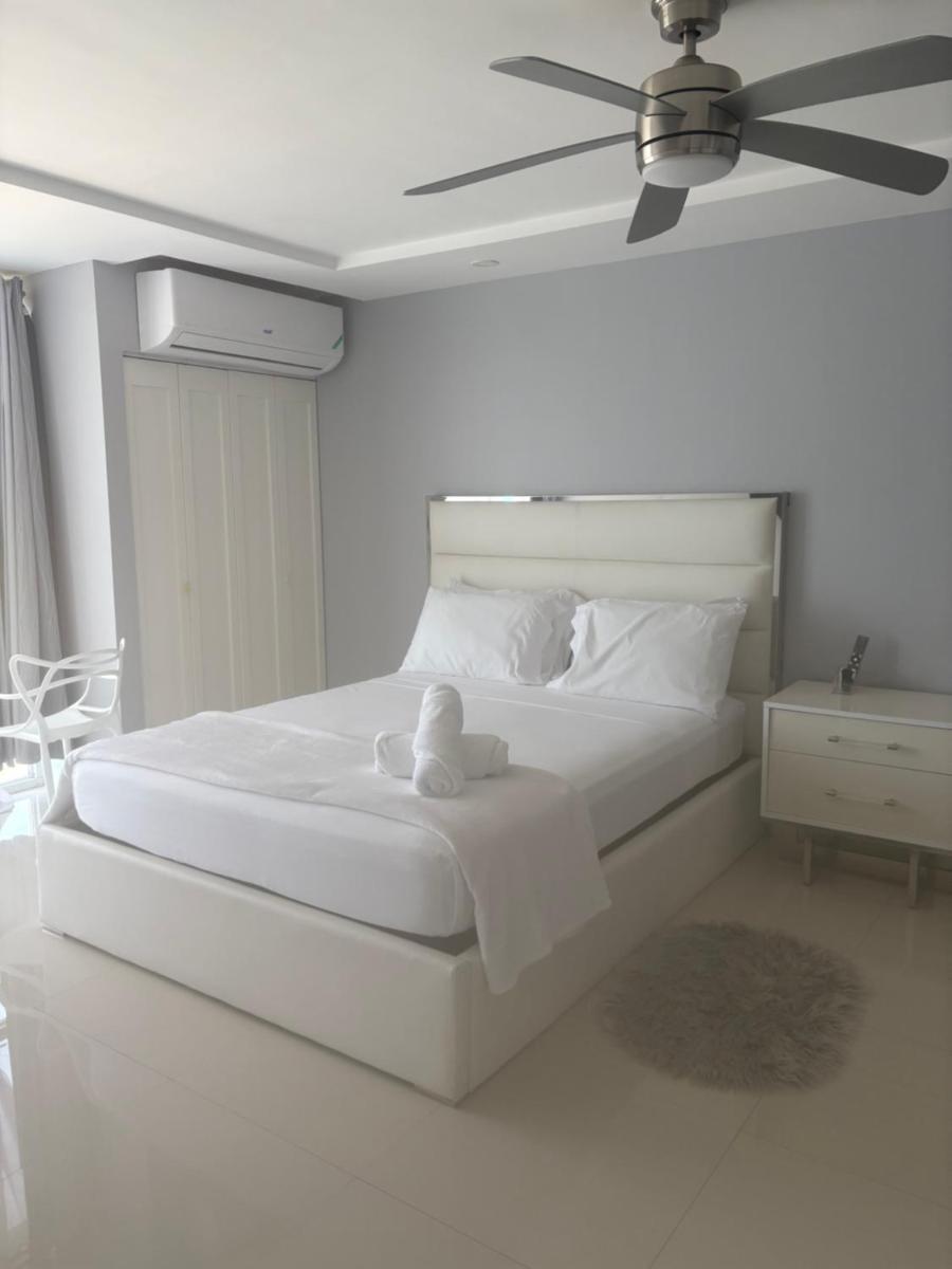 Large Luxurious Beach Front 1 Bedroom at Bayfront Villa - Housity