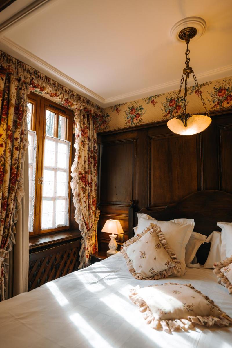 Un ou plusieurs lits dans un hébergement de l'établissement Les Violettes Hotel & Spa