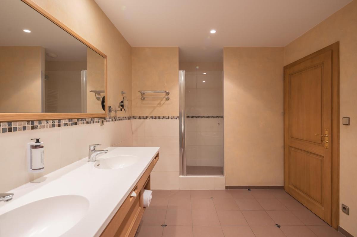 Salle de bains dans l'établissement Les Violettes Hotel & Spa
