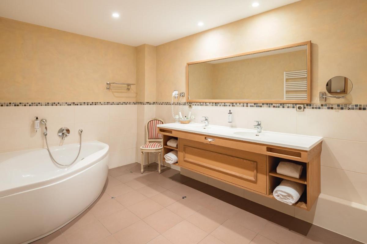 Salle de bains dans l'établissement Les Violettes Hotel & Spa
