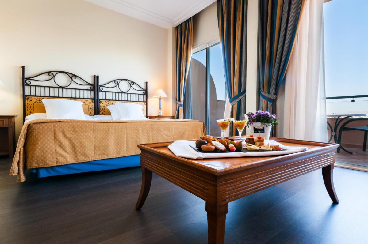 Cama o camas de una habitación en Hotel Alicante Golf