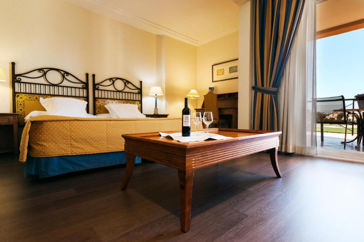 Cama o camas de una habitación en Hotel Alicante Golf