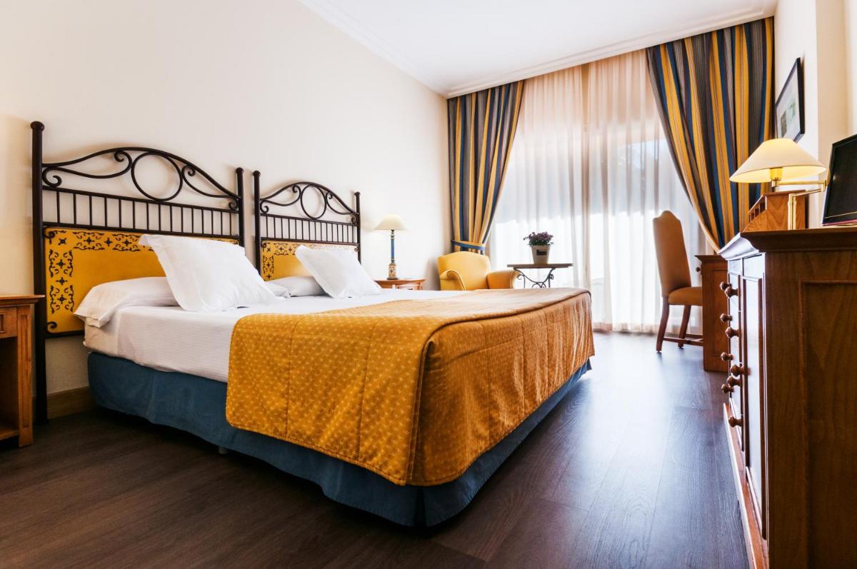 Cama o camas de una habitación en Hotel Alicante Golf