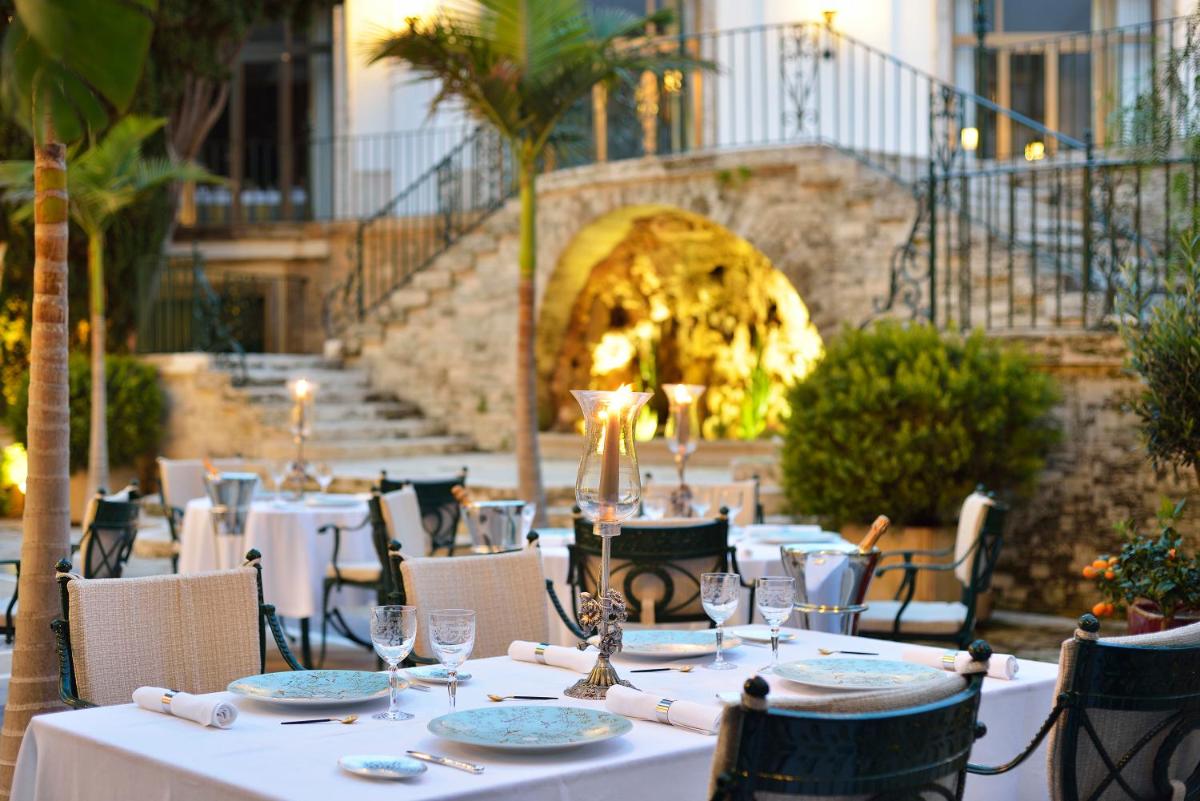 Un restaurante o sitio para comer en Hostal de la Gavina GL - The Leading Hotels of the World