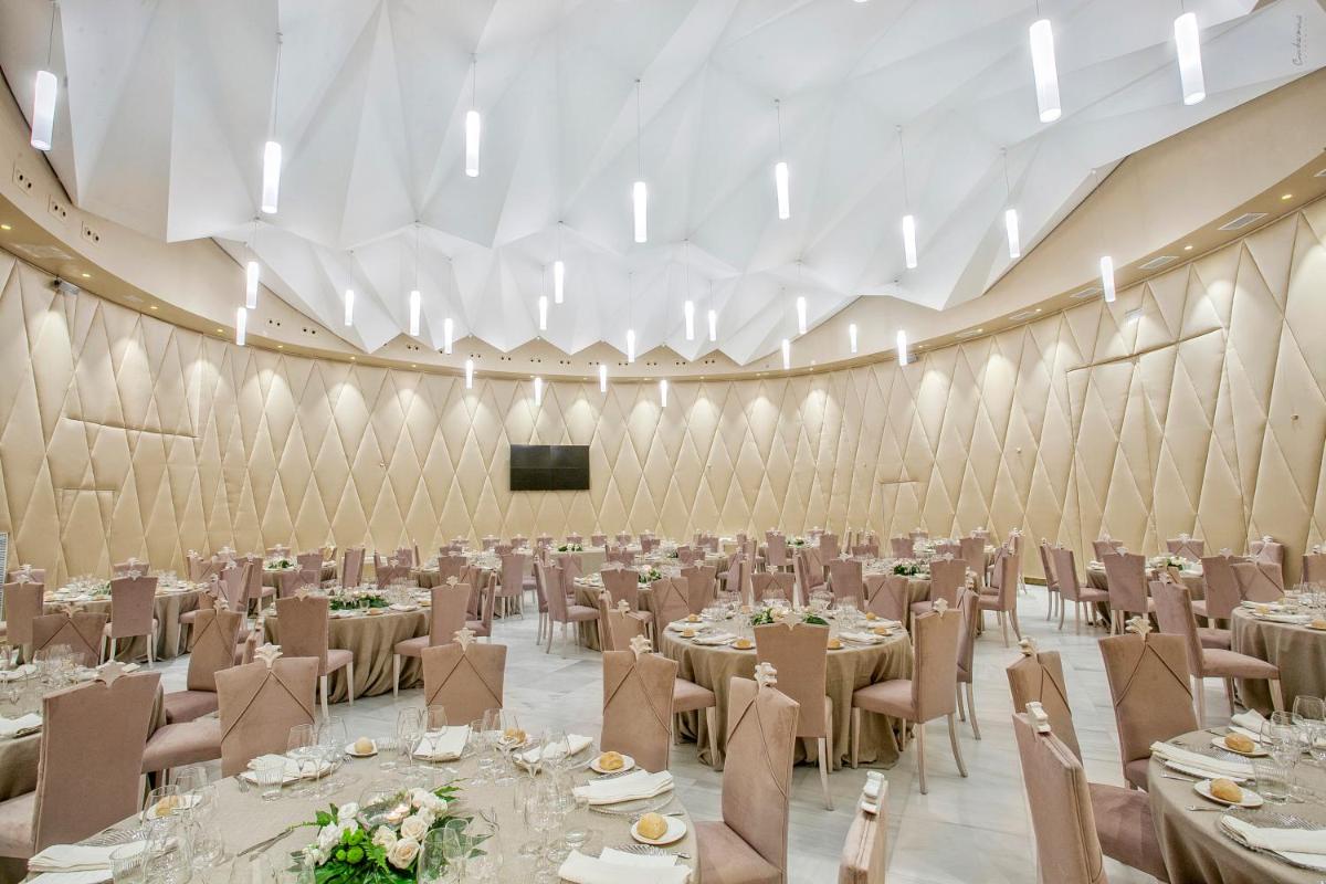 Un gran salón de banquetes con mesas y sillas. en Hotel Palacio De Úbeda 5 G.L, en Úbeda 103 fotos más