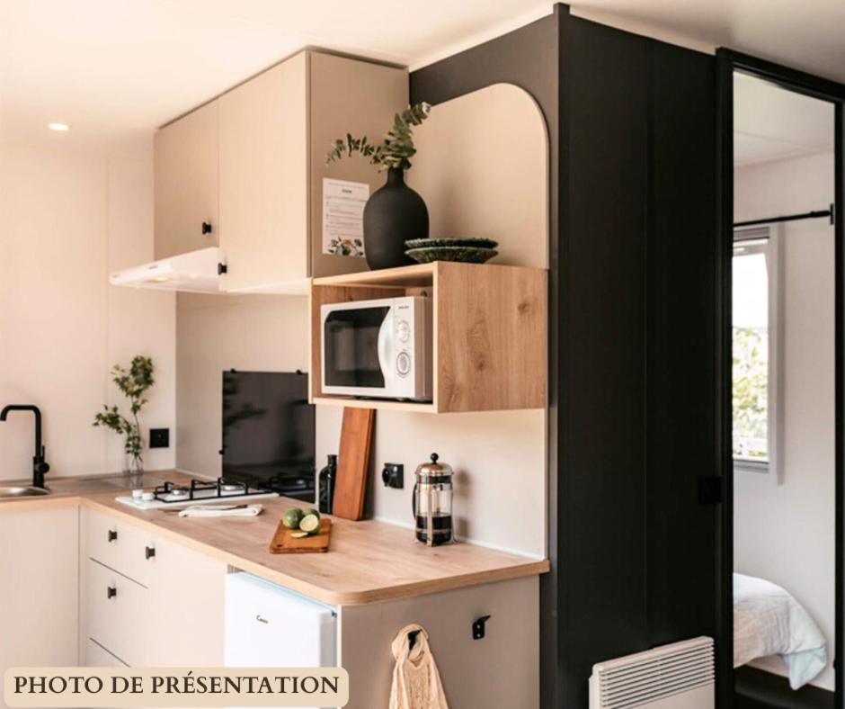 Cuisine ou kitchenette dans l'établissement Camping La Pinède