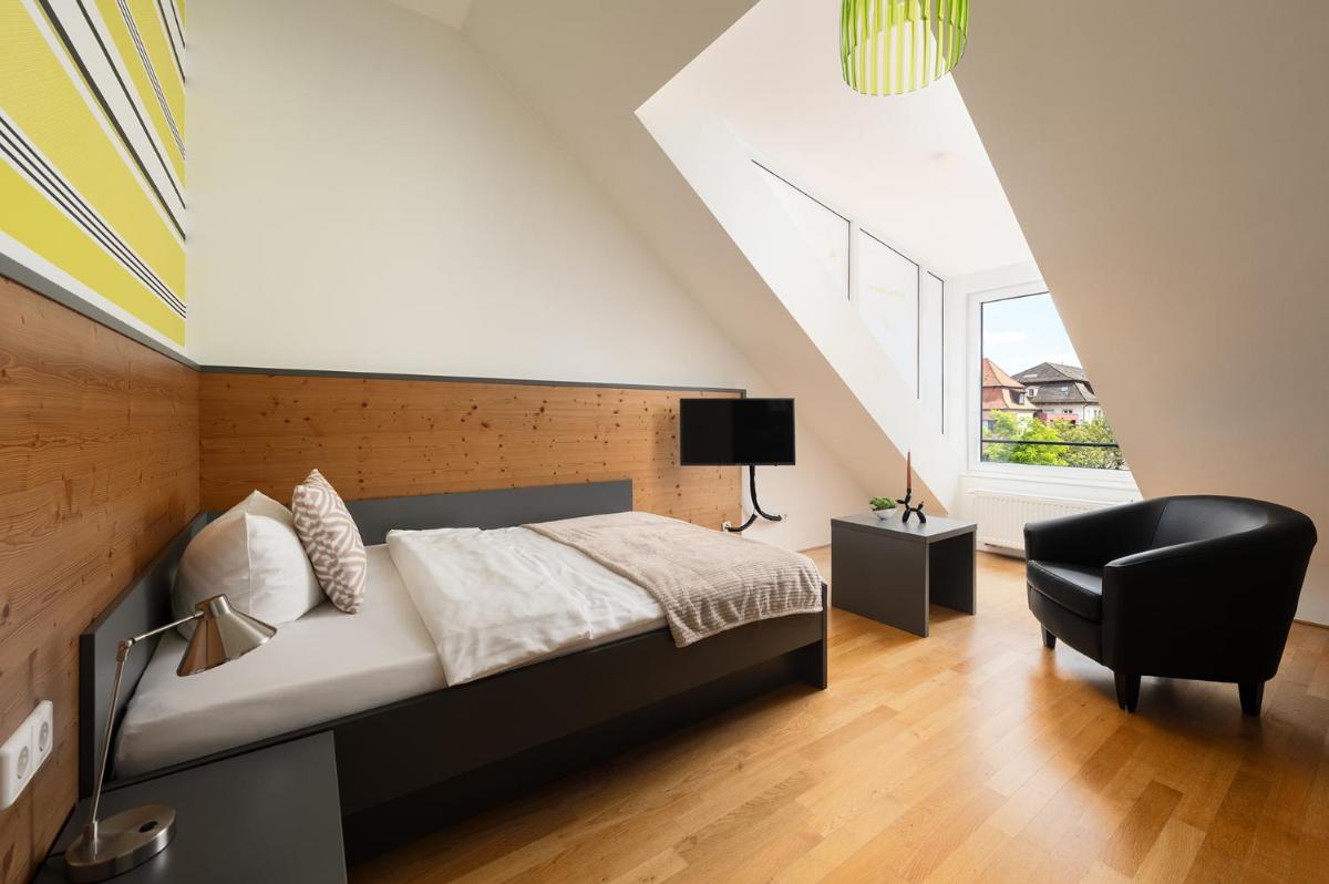 Hotel CampusZwei Komfortable Doppelzimmer & Apartments mit Küche Zentral in Ludwigsburg ideal für Business & Langzeitaufenthalte 24h Check in Kinder bis 14 Jahre übernachten kostenlos - Hizvo