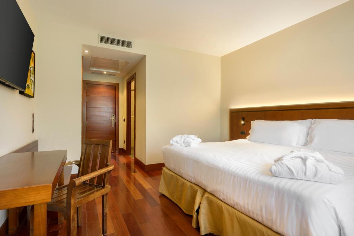Cama o camas de una habitación en Hotel & Spa Monasterio de Boltaña