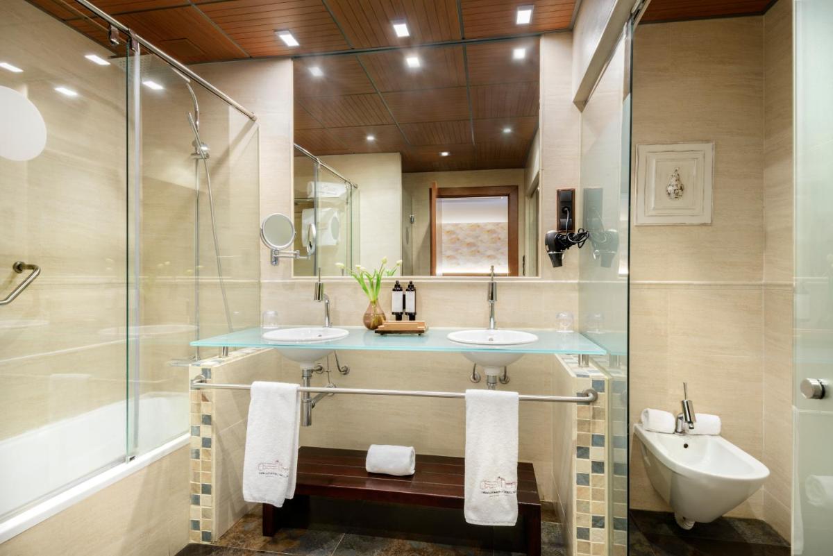 Un baño de Hotel & Spa Monasterio de Boltaña