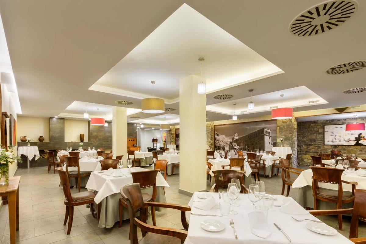 Un restaurante o sitio para comer en Hotel & Spa Monasterio de Boltaña