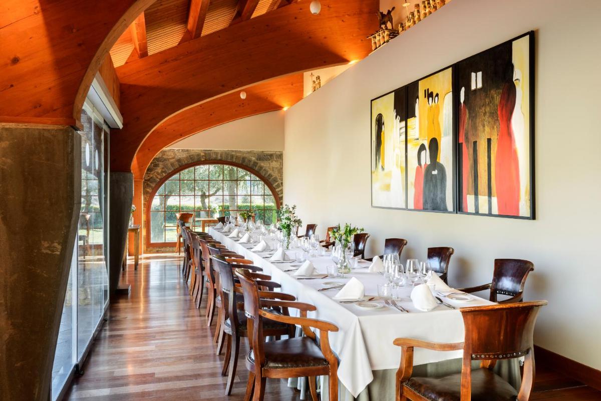 Un restaurante o sitio para comer en Hotel & Spa Monasterio de Boltaña