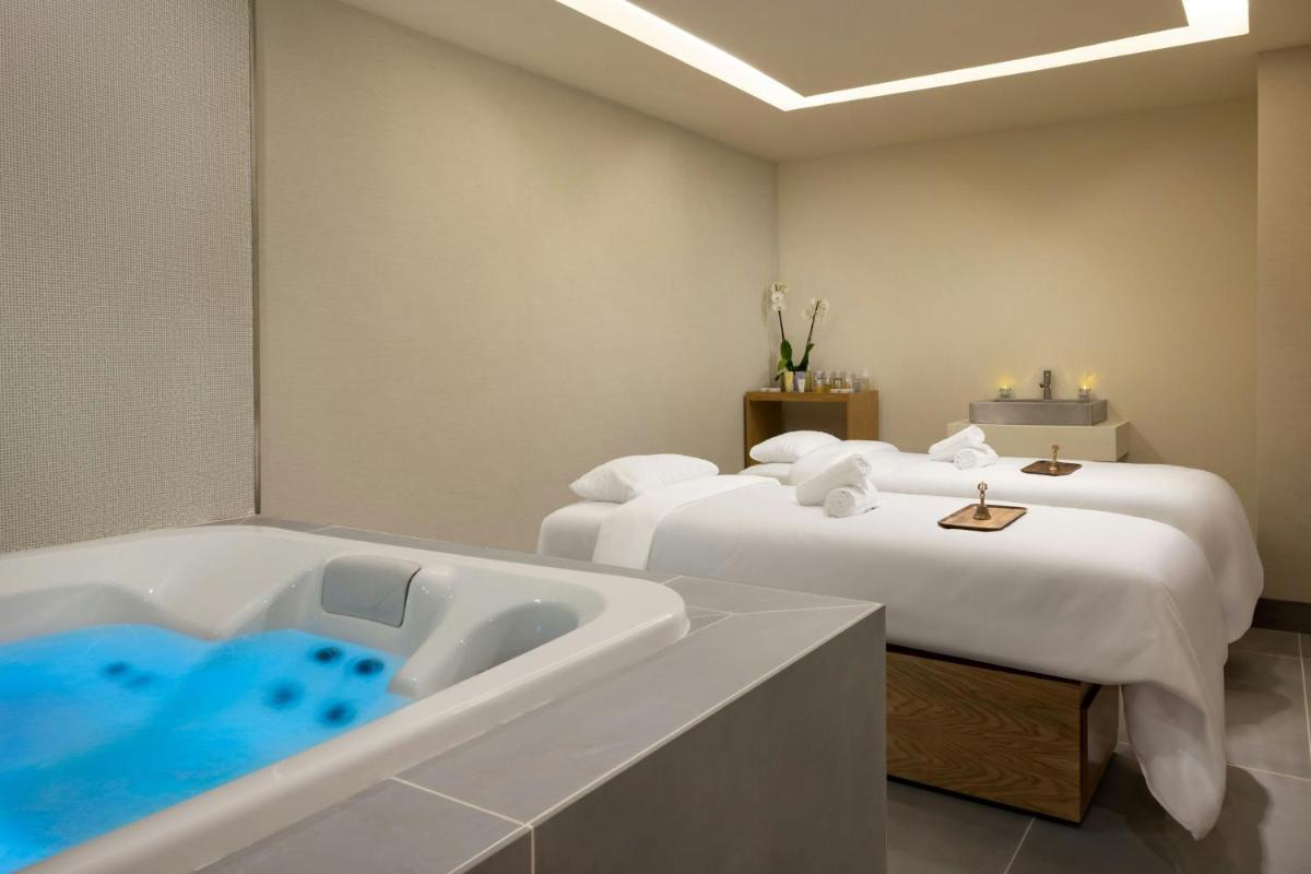 O spa e/ou outras comodidades de bem-estar em The Westin Salgados Beach Resort, Algarve