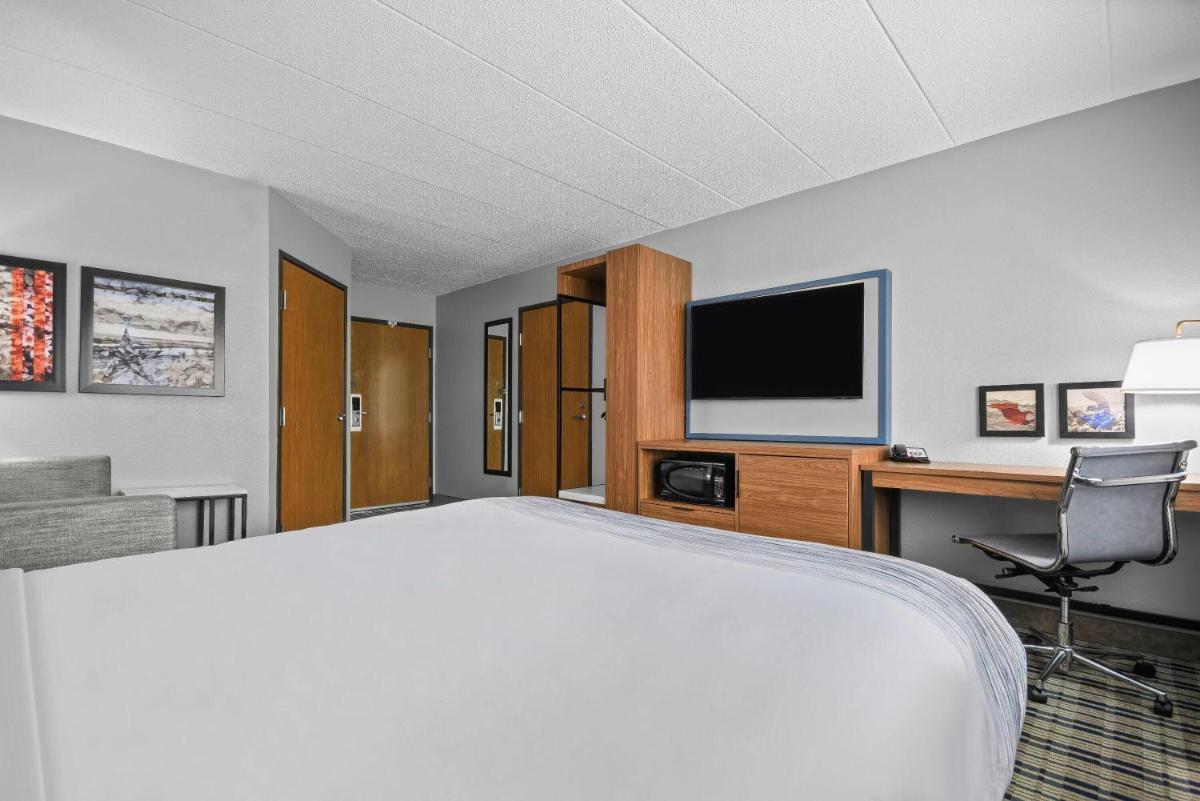 AmericInn by Wyndham Virginia - Housity