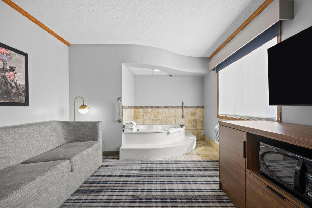 AmericInn by Wyndham Virginia - Housity