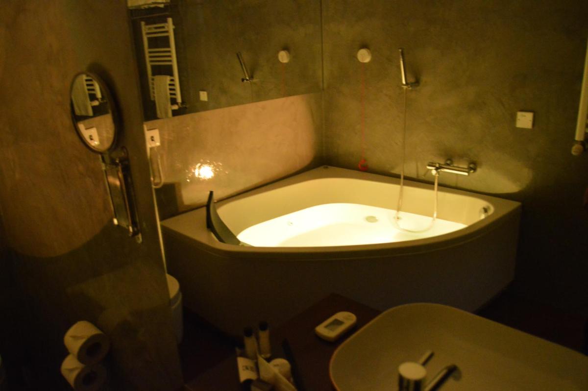 Uma casa de banho em Hotel São Bento da Porta Aberta & Spa