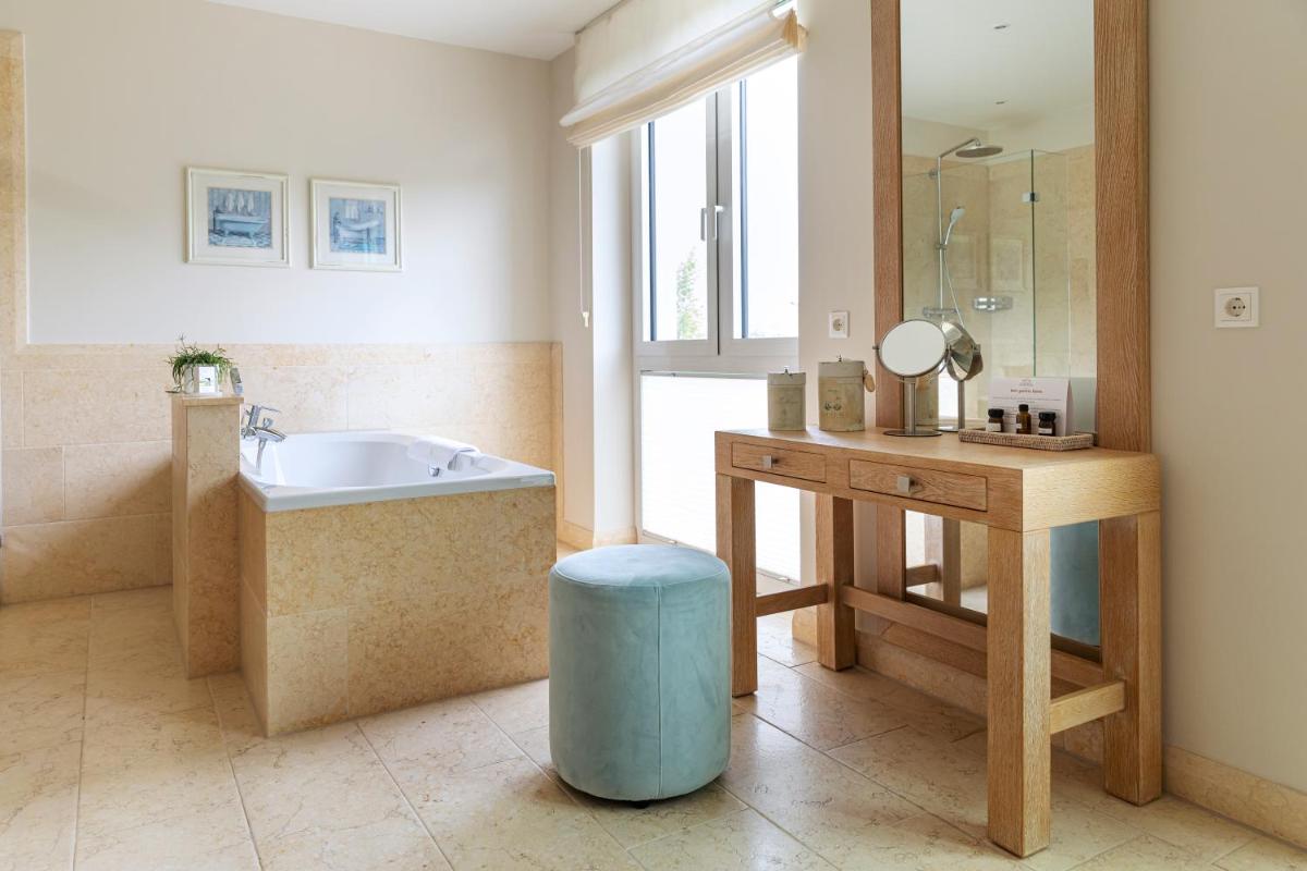 Ein Badezimmer in der Unterkunft Strandhotel Dünenmeer - Adults only