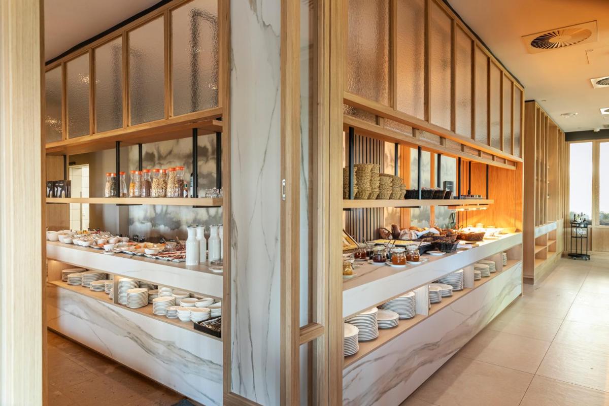 Eine Vitrine in einem Geschäft mit Schüsseln und Tellern in der Unterkunft Strandhotel Dünenmeer - Adults only in Dierhagen + 78 Fotos