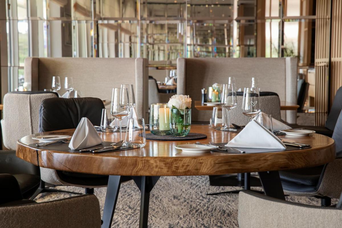 Ein Restaurant oder anderes Speiselokal in der Unterkunft Strandhotel Dünenmeer - Adults only