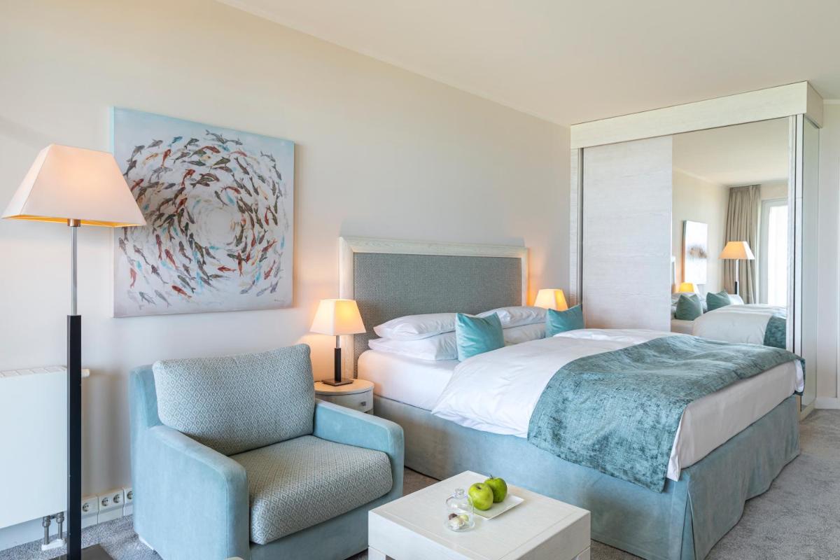 Ein Bett oder Betten in einem Zimmer der Unterkunft Strandhotel Dünenmeer - Adults only