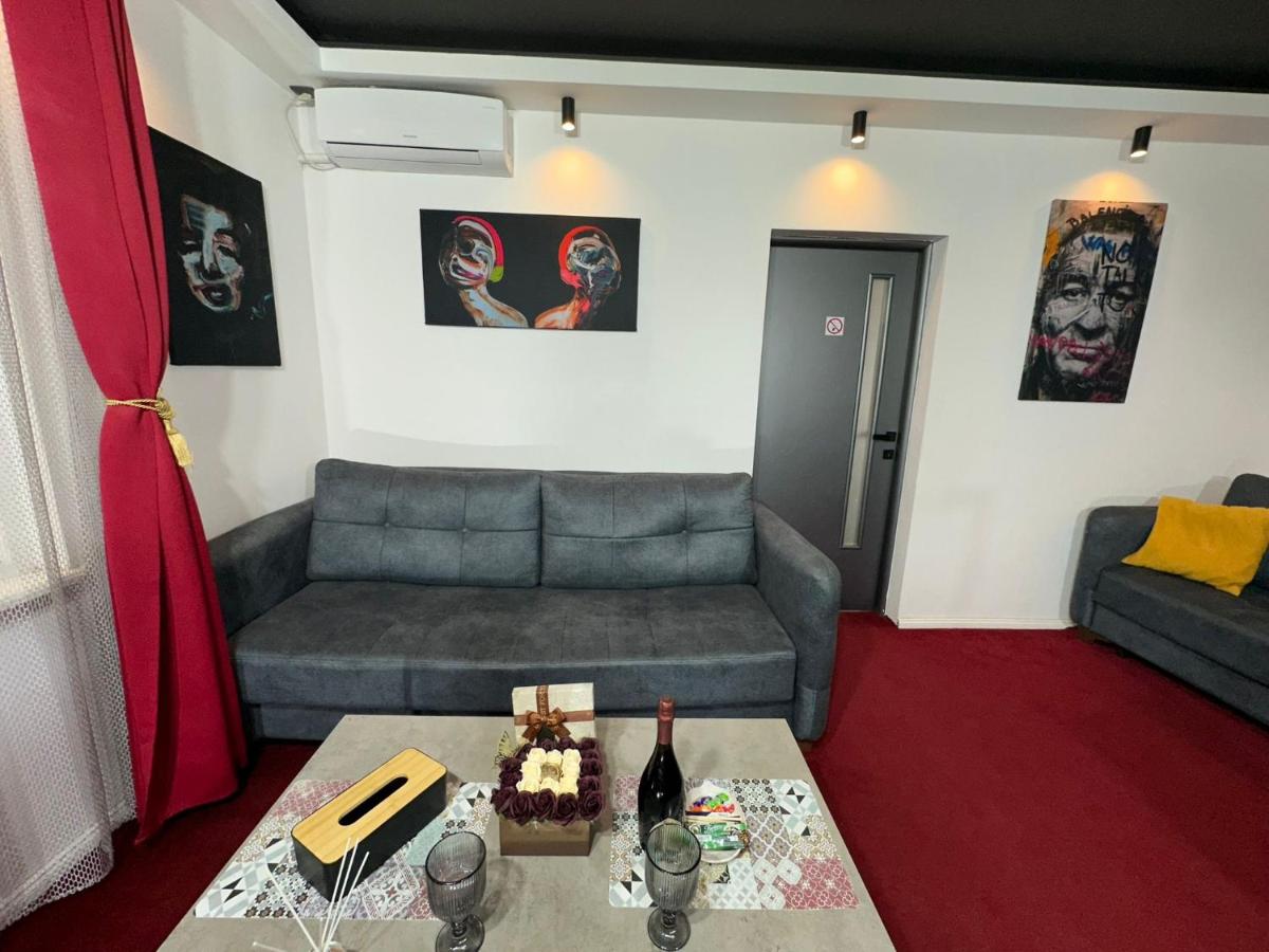 Smarald - Premium Apt in Best Location & Parking - Hizvo