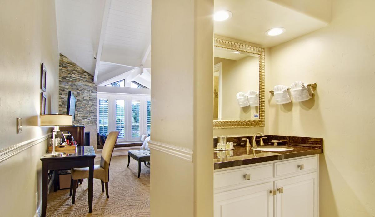 Carriage House Inn - Housity