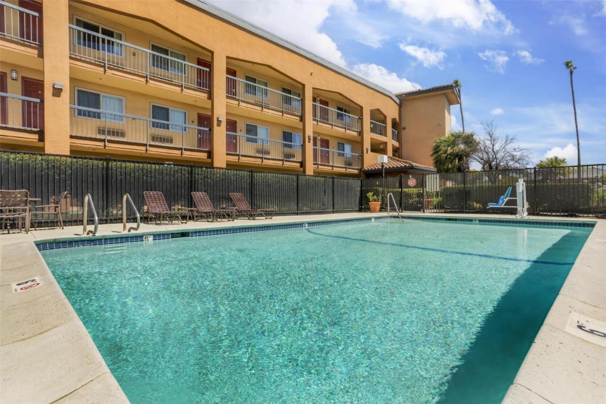 Best Western Plus Pleasanton Inn - Housity