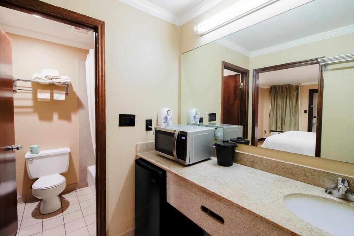 OYO Pinewood Inn & Suites Silsbee - Housity