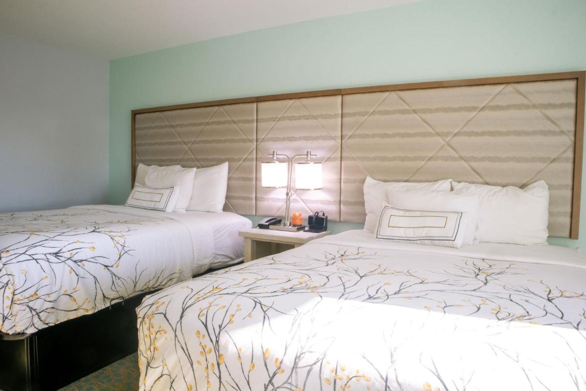 NEW 2026-Ocean Sands Beach Boutique Inn-Sauna and Salt-Mineral Pool -Free Beach Bikes and Famous Beach- Fresh Baked Cookies and Popcorn - Bathrobes and Sunscreen in all rooms-Ultra Sparkling-Free Laundry- 4 Grand Black Beds-Call NOW & Save-1-252-AHA-SAND - Housity