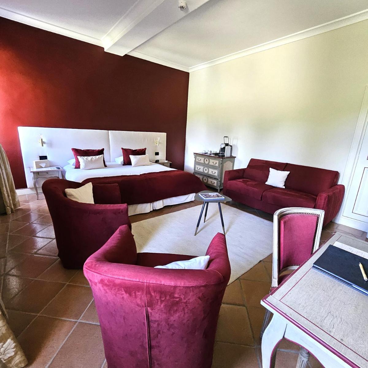 Coin salon dans l'établissement Château et Golf De Taulane