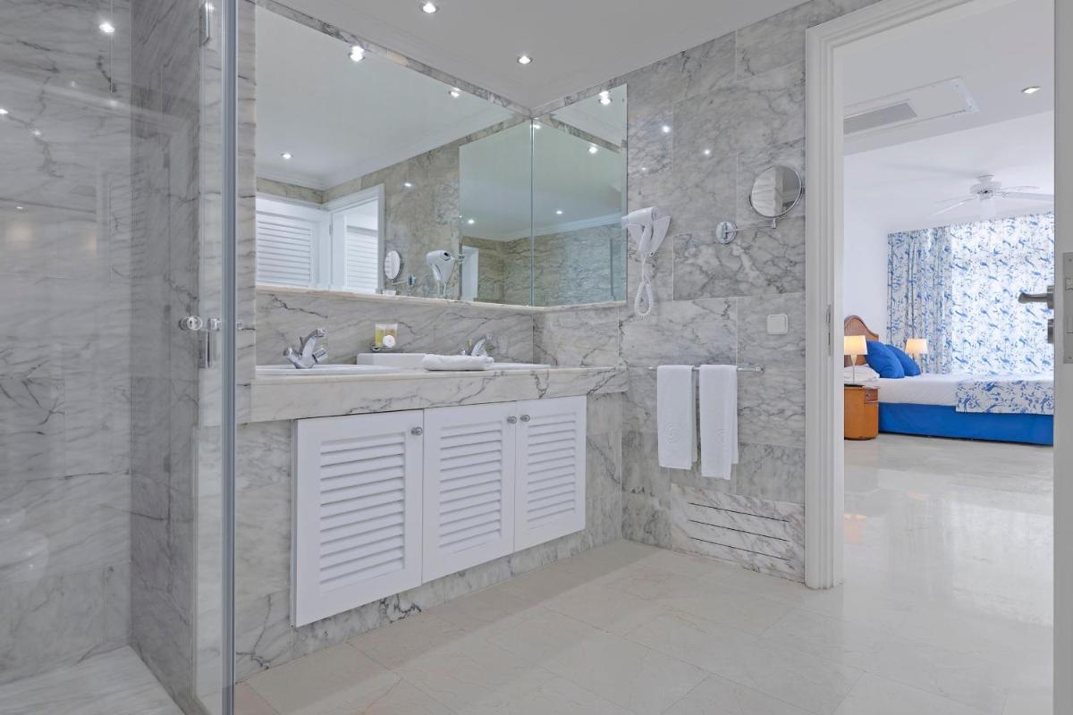 Un baño de Anfi del Mar 2