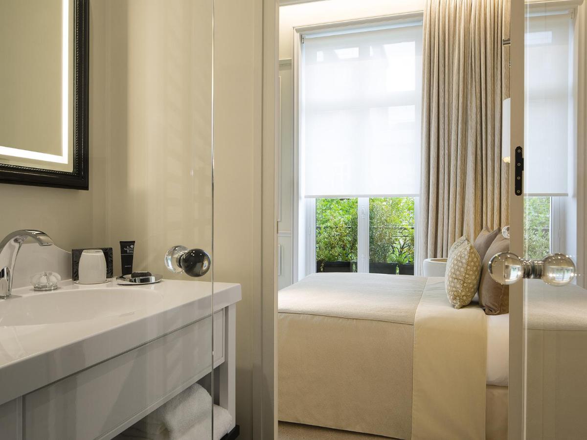 une salle de bain avec un lavabo et une fenêtre dans l'établissement Le Narcisse Blanc, à Paris