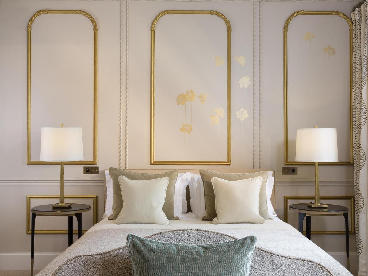 - une chambre avec deux lampes et un grand lit dans l'établissement Le Narcisse Blanc, à Paris