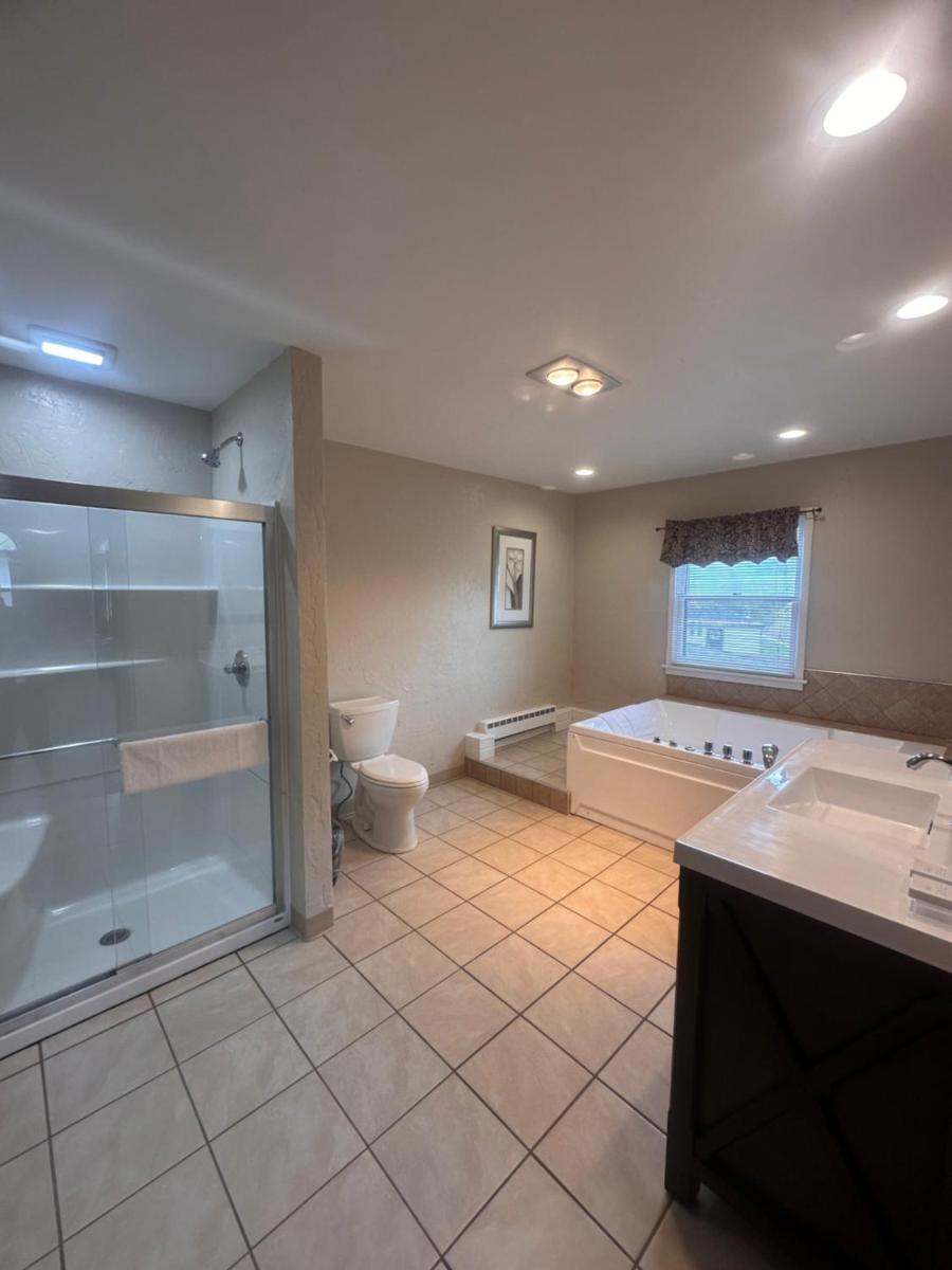 Pictured Rocks Inn and Suites - Housity