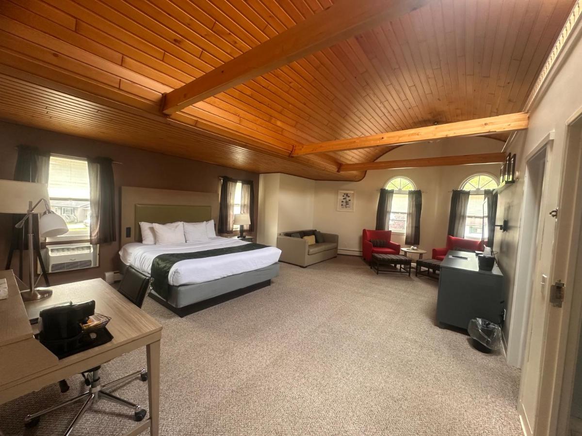 Pictured Rocks Inn and Suites - Housity