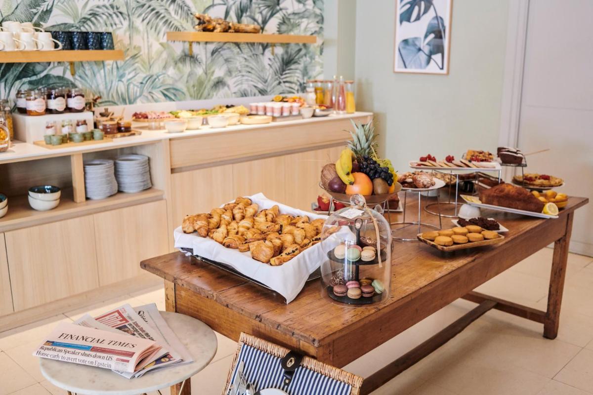 Une table avec un paquet de nourriture. dans l'établissement Maison des Ambassadeurs, à La Rochelle