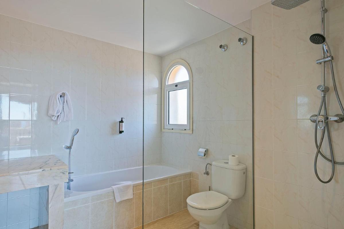 Un baño de Van der Valk Hotel Barcarola