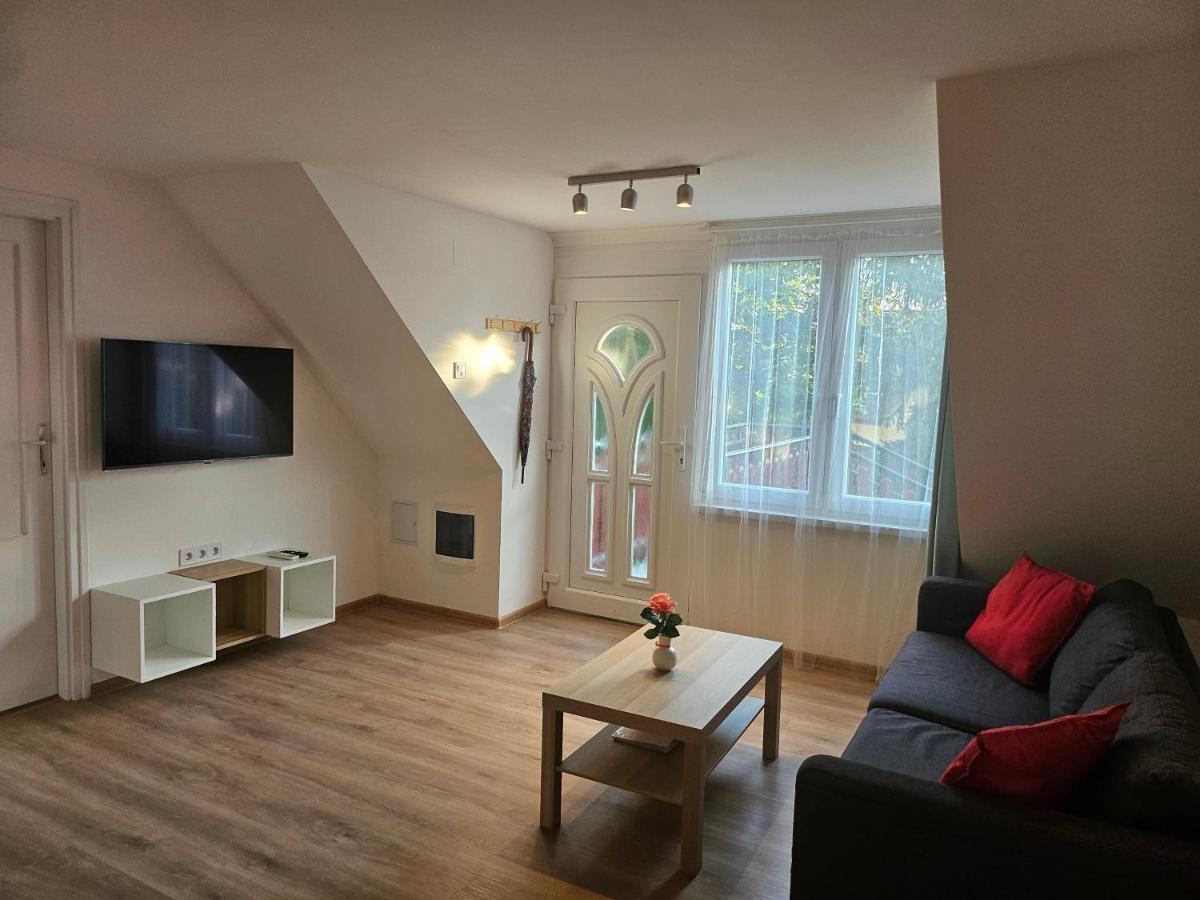 Vizililiom Vendégház - Housity