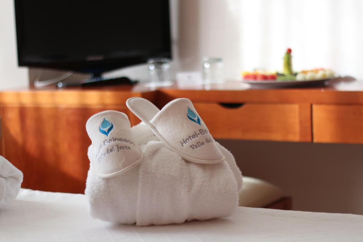 Una televisión o centro de entretenimiento en Hotel Balneario Valle del Jerte