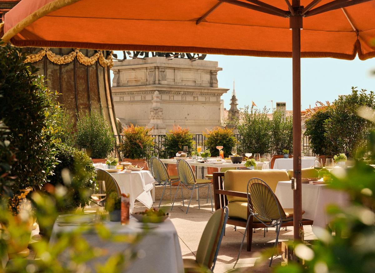 Un restaurante o sitio para comer en Four Seasons Hotel Madrid