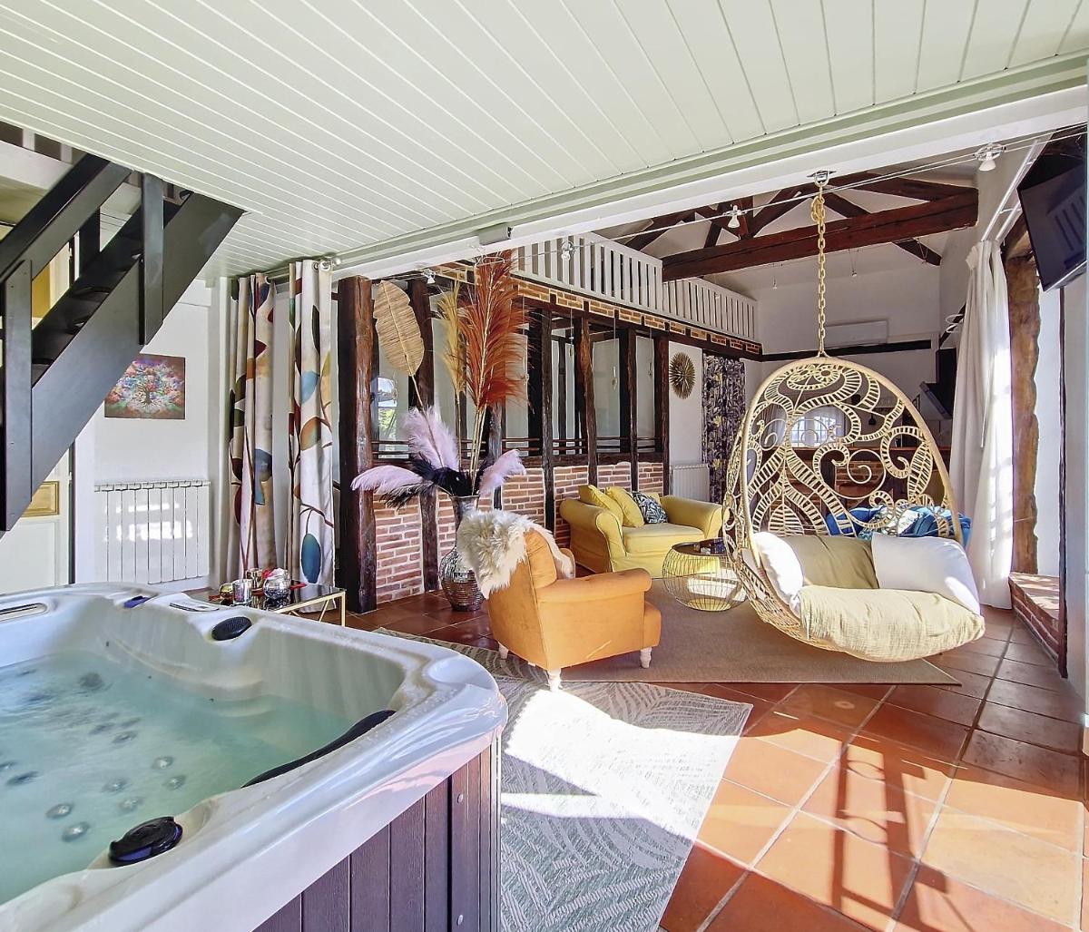 LE PRIEURE - Suites romantiques spa privatif, piscine, jardin, massages proche de Toulouse - Housity