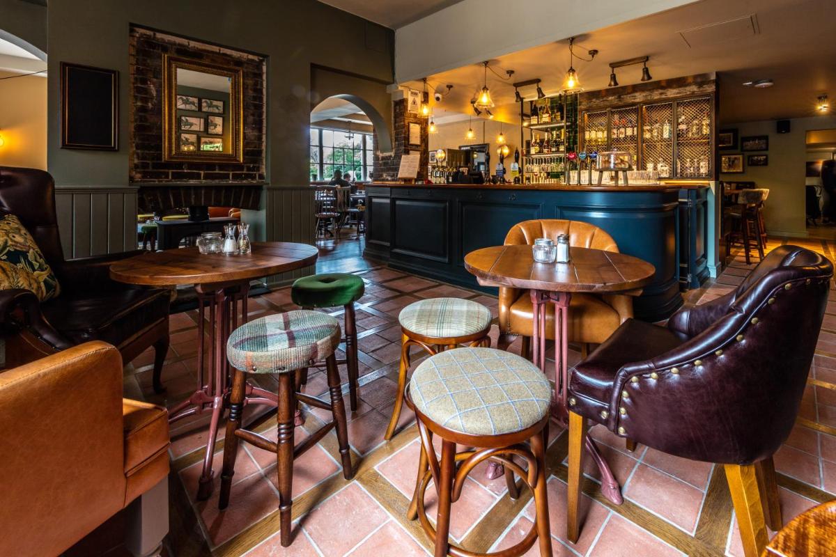 Greyhound Hotel - Housity