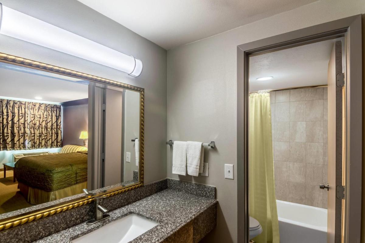Rodeway Inn Arlington Entertainment District Area - Housity