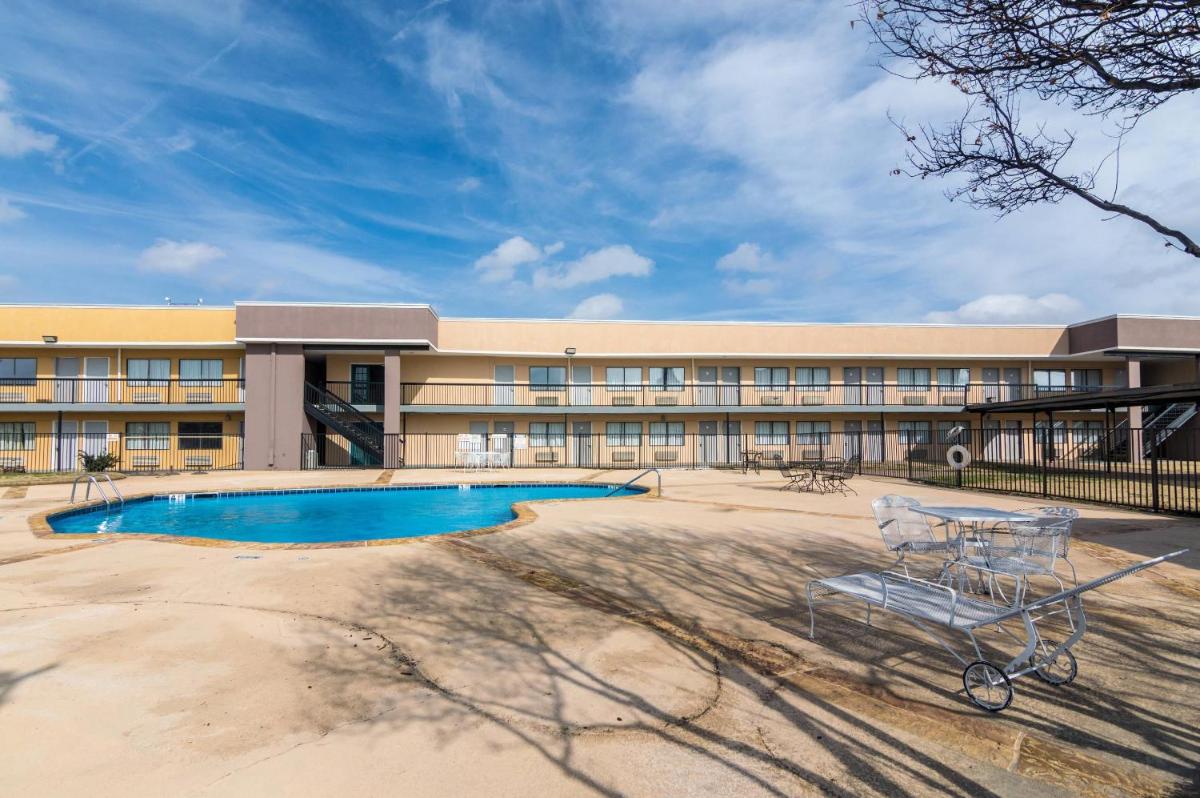 Rodeway Inn Arlington Entertainment District Area - Housity
